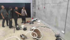 Polisi saat melakukan cek TKP.