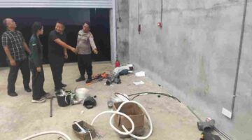 Polisi saat melakukan cek TKP.
