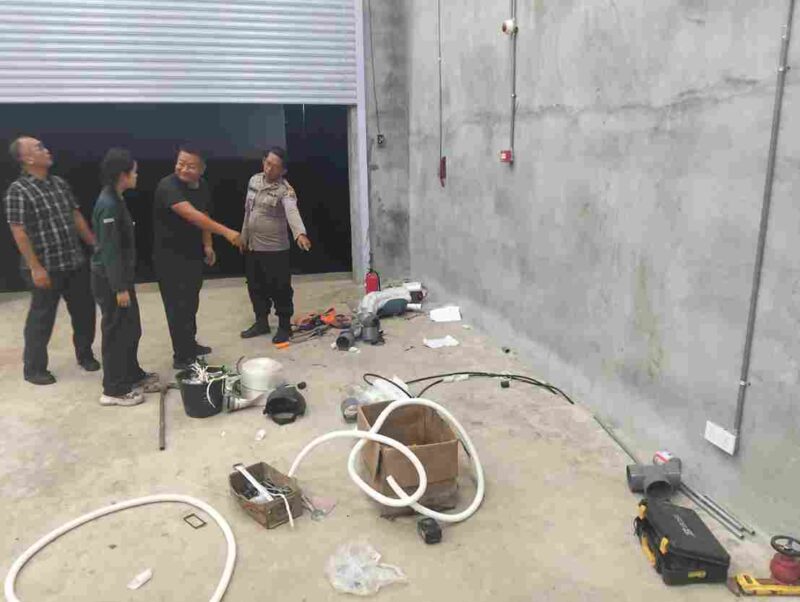 Polisi saat melakukan cek TKP.