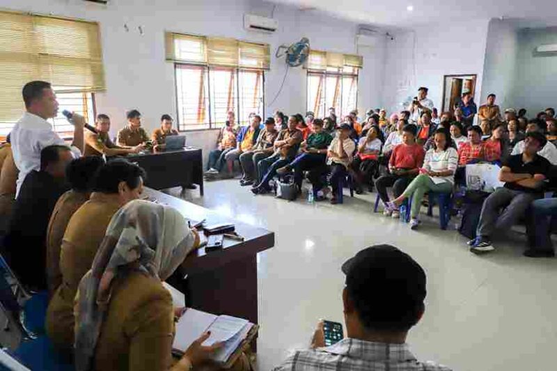 Pemerintah Kota (Pemko) Pematangsiantar menggelar pertemuan dengan ratusan pedagang yang terdampak kebakaran Pasar Dwikora di Kantor Camat Siantar Utara, Jalan Patuan Anggi, Kelurahan Sukadame, pada Senin (22/06/2026).
