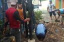 Situasi saat dilokasi pipa bocor dan tiang wifii link-net sedang dipasang. (Foto: Valtin Silitonga-atapkota)