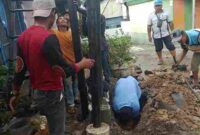 Situasi saat dilokasi pipa bocor dan tiang wifii link-net sedang dipasang. (Foto: Valtin Silitonga-atapkota)