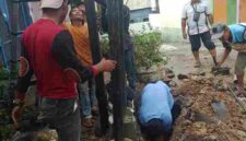 Situasi saat dilokasi pipa bocor dan tiang wifii link-net sedang dipasang. (Foto: Valtin Silitonga-atapkota)