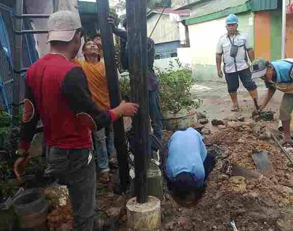 Situasi saat dilokasi pipa bocor dan tiang wifii link-net sedang dipasang. (Foto: Valtin Silitonga-atapkota)