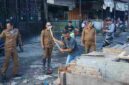 Pemko Pematangsiantar membongkar lapak semi permanen di Pasar Dwikora pasca kebakaran.