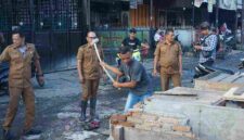 Pemko Pematangsiantar membongkar lapak semi permanen di Pasar Dwikora pasca kebakaran.