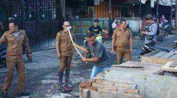 Pemko Pematangsiantar membongkar lapak semi permanen di Pasar Dwikora pasca kebakaran.