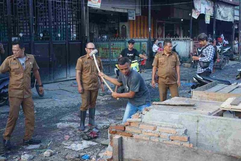 Pemko Pematangsiantar membongkar lapak semi permanen di Pasar Dwikora pasca kebakaran.