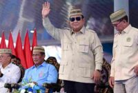 Presiden Prabowo menerima Lencana Emas Adi Bhakti Tani Nelayan Maha Utama dari KTNA Nasional pada PENAS XVII 2026 di Gorontalo.
