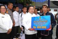 Wali Kota Pematangsiantar Wesly Silalahi menyalurkan BLT DBHCHT kepada 554 penerima manfaat. Setiap warga menerima bantuan sebesar Rp 1,2 juta.