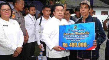 Wali Kota Pematangsiantar Wesly Silalahi menyalurkan BLT DBHCHT kepada 554 penerima manfaat. Setiap warga menerima bantuan sebesar Rp 1,2 juta.