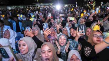 Suasana acara penutupan Festival Anak Sholeh Indonesia (FASI) XIII Tingkat Provinsi Sumatera Utara yang berlangsung di Lapangan Adam Malik, Kota Pematangsiantar, Rabu (24/6/2026) malam.