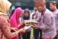 Bupati Simalungun Anton Achmad Saragih saat memberi santunan.