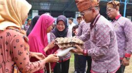 Bupati Simalungun Anton Achmad Saragih saat memberi santunan.