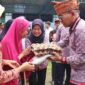 Bupati Simalungun Anton Achmad Saragih saat memberi santunan.