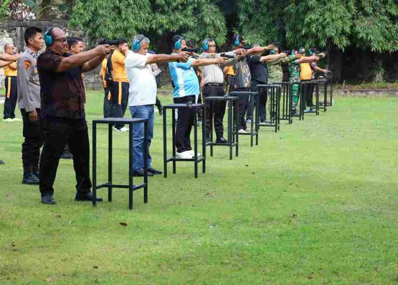 Polres Asahan menggelar lomba menembak bersama Forkopimda dalam rangka Hari Bhayangkara ke-80.
