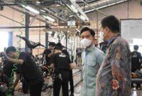 Wapres Gibran Rakabuming meninjau pabrik kendaraan listrik PT Terang Dunia Internusa di Tangerang.
