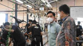 Wapres Gibran Rakabuming meninjau pabrik kendaraan listrik PT Terang Dunia Internusa di Tangerang.