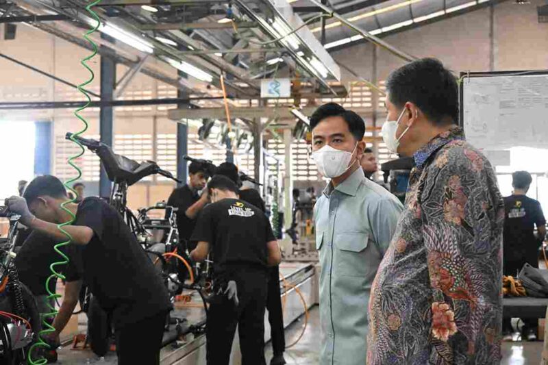 Wapres Gibran Rakabuming meninjau pabrik kendaraan listrik PT Terang Dunia Internusa di Tangerang.