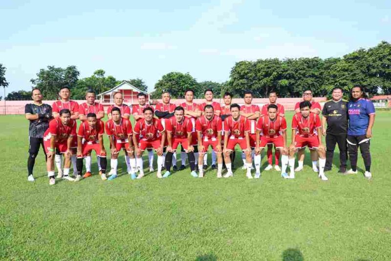 Bupati Asahan Taufik Zainal Abidin, S.Sos., M.Si. secara resmi membuka Turnamen Sepak Bola Antarinstansi dan Organisasi Kemahasiswaan/Kepemudaan dalam rangka Hari Ulang Tahun (HUT) Bhayangkara ke-80 di Stadion Mutiara Kisaran, Jumat (26/6/2026).