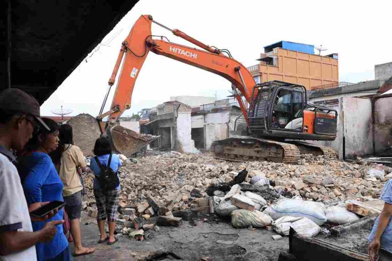 Pemko Pematangsiantar Mulai Robohkan Bangunan Pasar Dwikora Pascakebakaran