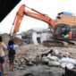 Pemko Pematangsiantar Mulai Robohkan Bangunan Pasar Dwikora Pascakebakaran