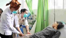 Bupati Simalungun Anton Achmad Saragih merujuk pasien berusia 19 tahun ke RSUD Perdagangan.