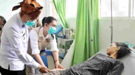 Bupati Simalungun Anton Achmad Saragih merujuk pasien berusia 19 tahun ke RSUD Perdagangan.