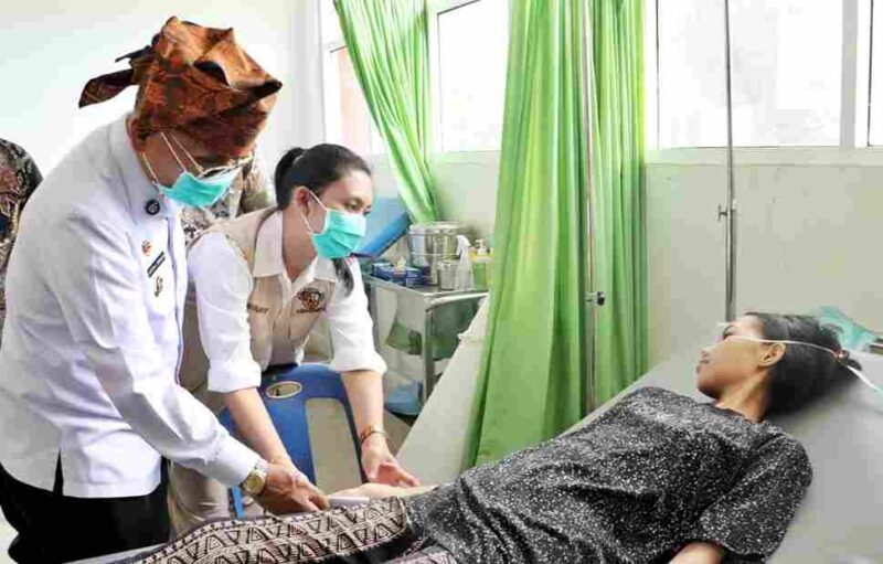 Bupati Simalungun Anton Achmad Saragih merujuk pasien berusia 19 tahun ke RSUD Perdagangan.