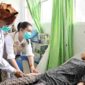 Bupati Simalungun Anton Achmad Saragih merujuk pasien berusia 19 tahun ke RSUD Perdagangan.