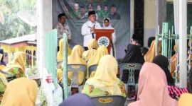 Wali Kota Pematangsiantar Wesly Silalahi meresmikan Musholla Muslimat Tomuan.