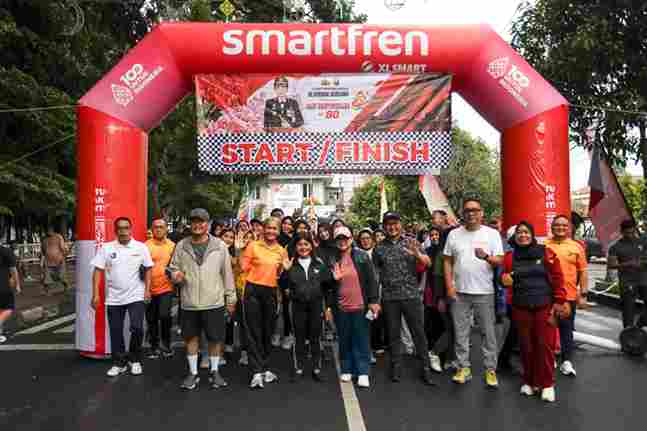 Foto bersama sebelum dimulainya lomba jalan santai.