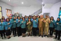 Ketua TP PKK Kota Pematangsiantar Ny. Liswati Wesly Silalahi menyerahkan tali asih kepada kader yang terdampak kebakaran Pasar Dwikora.