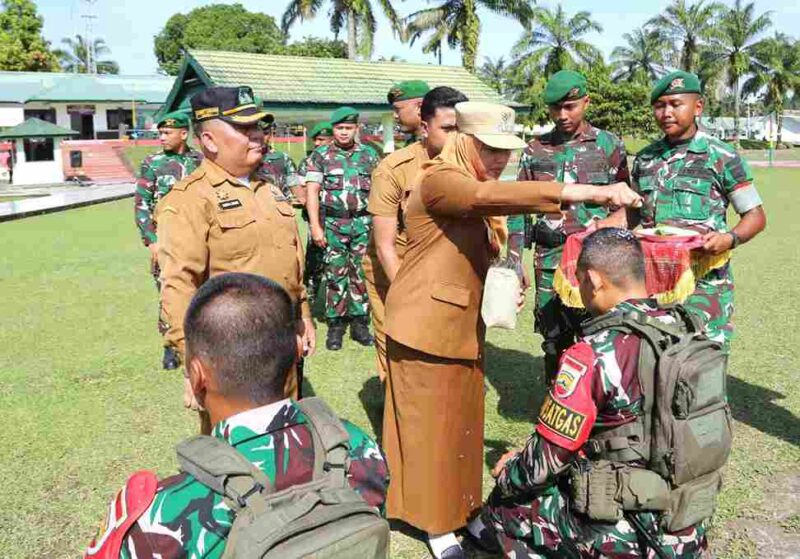 Pelepas keberangkatan Satuan Tugas (Satgas) Pengamanan Perbatasan Statis Republik Indonesia–Papua Nugini Tahun Anggaran 2026 dari Yonif 122/Tombak Sakti (TS). Pelepasan tersebut berlangsung Selasa (30/6/2026) pagi di Lapangan Markas Komando (Mako) Yonif 122/TS, Jalan Melanthon Siregar, Nagori Silau Malaha, Kecamatan Siantar, Kabupaten Simalungun.
