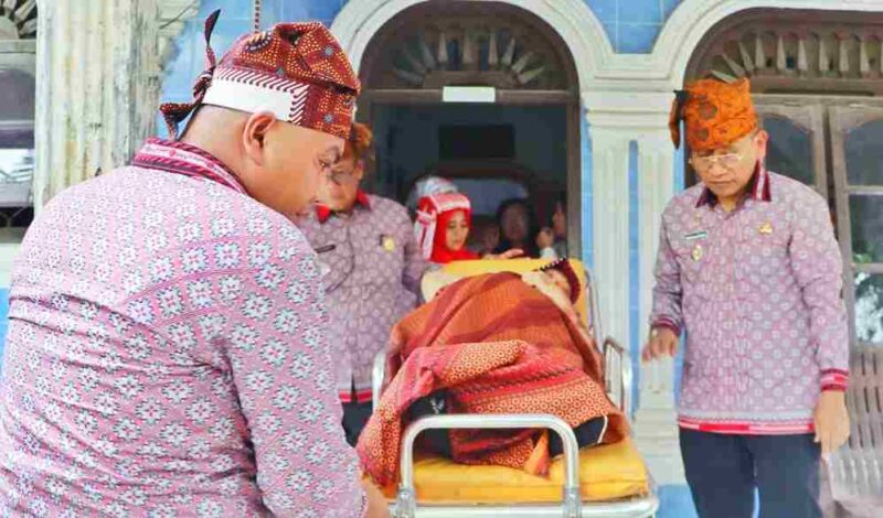Di sela kunjungan kerjanya di Kecamatan Gunung Malela, Anton Achmad Saragih langsung mendatangi kediaman warga yang mengalami sakit cukup serius di Nagori Pematang Gajing, Kecamatan Gunung Malela, Kamis (25/6/2026), serta memerintahkan untuk segera membawa pasien ke Rumah Sakit Umum Daerah (RSUD) Perdagangan untuk mendapatkan penanganan medis lanjutan.