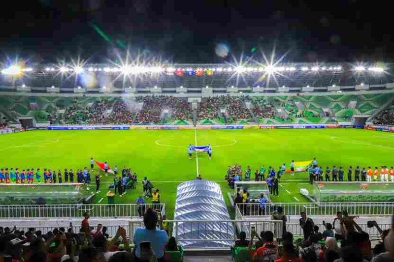 Suasana laga pembuka Grup A Piala AFF U-19 2026 antara Timnas Indonesia U-19 melawan Myanmar di Stadion Utama Sumatera Utara, kawasan Sport Center Desa Sena, Kecamatan Batang Kuis, Kabupaten Deli Serdang, Senin (1/6/2026) malam.
