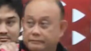 Mantan  Kepala BGN Dadan Hindayana saat ditahan oleh Kejagung dan dibawa menggunakan mobil tahanan.