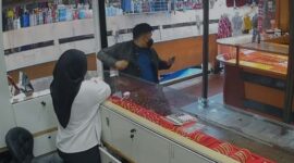 Pelaku saat merampas Emas dan kabur dari lokasi toko Emas. 