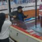 Pelaku saat merampas Emas dan kabur dari lokasi toko Emas. 