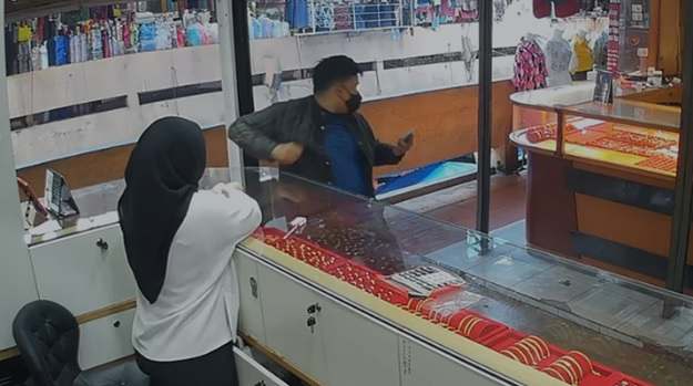 Pelaku saat merampas Emas dan kabur dari lokasi toko Emas. 