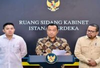 Mensesneg Prasetyo Hadi (tengah) didampingi Sekretaris Kabinet Teddy Indra Wijaya (kiri) dan Kepala Badan Komunikasi Pemerintah Muhammad Qodari (kanan) dalam konferensi pers di Ruang Sidang Kabinet, Kompleks Istana Kepresidenan Jakarta, Selasa (2/6/2026).