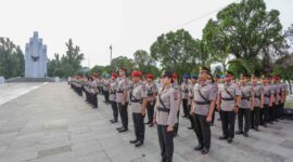 Menyambut Hari Ulang Tahun (HUT) Bhayangkara ke-80 Tahun 2026, Polda Sumatera Utara menggelar upacara ziarah dan tabur bunga di Taman Makam Pahlawan (TMP) Medan, Rabu (24/6/2026) pagi. 