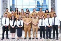 Bupati Samosir saat berfoto bersama PPPK Paruh Waktu.