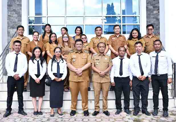 Bupati Samosir saat berfoto bersama PPPK Paruh Waktu.