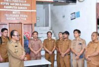 Wabup Samosir Ariston Tua Sidauruk melakukan sidak ke sejumlah OPD untuk mengevaluasi disiplin ASN, memperkuat kerja tim, dan meningkatkan pelayanan publik.