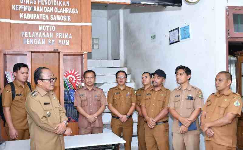 Wabup Samosir Ariston Tua Sidauruk melakukan sidak ke sejumlah OPD untuk mengevaluasi disiplin ASN, memperkuat kerja tim, dan meningkatkan pelayanan publik.