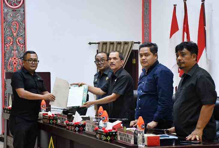 Pemkab Samosir dan DPRD menetapkan 11 Propemperda Tahun 2026.