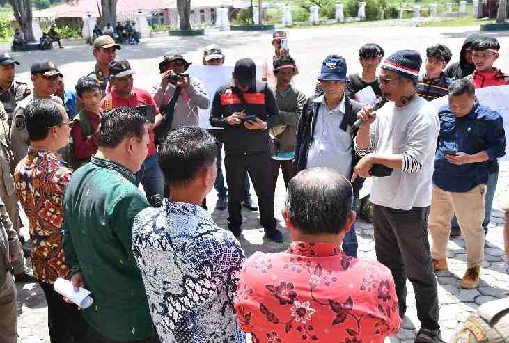 massa aksi di halaman Kantor Bupati Samosir pada Kamis (22/1/2026).