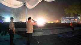 Gubernur Sumatera Utara (Sumut) Bobby Afif Nasution di dampingi Penjabat Sekretaris Daerah Provinsi (Sekdaprov) Sumatera Utara (Sumut) Sulaiman Harahap beserta Seluru OPD dan Forkopimda beserta Kepala Daerah melakukan prosesi renungan suci dan api unggun pada acara Jambore Daerah XI di lapangan bumi perkemahan Sibolangit, Kabupaten Deliserdang, Sabtu malam (11/7/2026)
