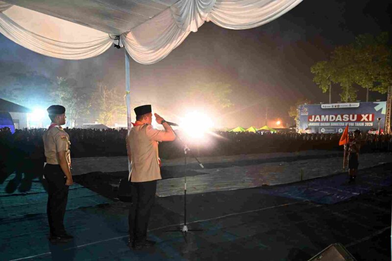 Gubernur Sumatera Utara (Sumut) Bobby Afif Nasution di dampingi Penjabat Sekretaris Daerah Provinsi (Sekdaprov) Sumatera Utara (Sumut) Sulaiman Harahap beserta Seluru OPD dan Forkopimda beserta Kepala Daerah melakukan prosesi renungan suci dan api unggun pada acara Jambore Daerah XI di lapangan bumi perkemahan Sibolangit, Kabupaten Deliserdang, Sabtu malam (11/7/2026)